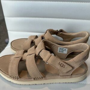 UGG Kids Goldenstar Strap Platform Sandals, Size 5 Youth.